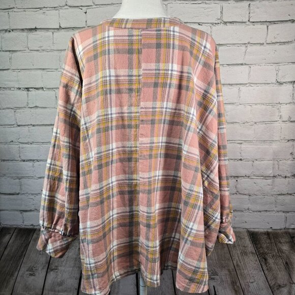 WOMENS FLANNEL CAPE SHIRT FLANNEL PLAID PINK AND GRAY HIGH LOW HEM EUC SIZE LG - Picture 3 of 8